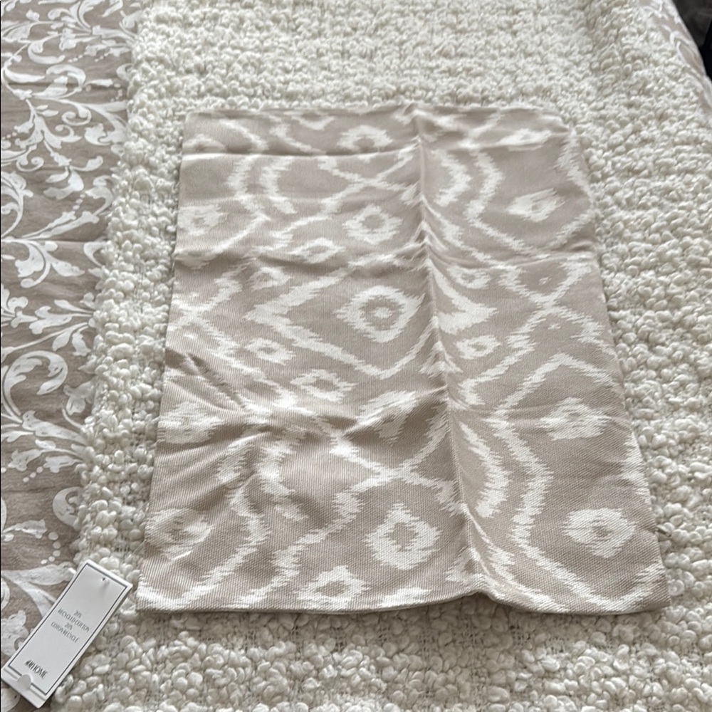 H&M | Patterned | Throw | Cushion Cover - Picture 5 of 11